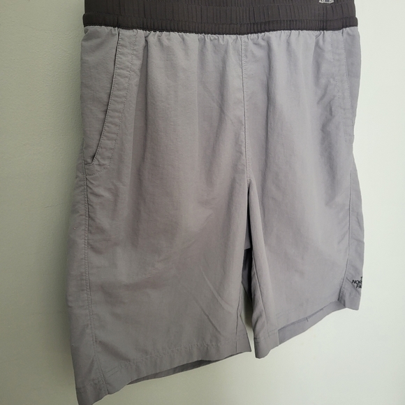 North Face Men's 9" Inseam Gray Elastic Drawstring Waist Shorts Small - Picture 2 of 8